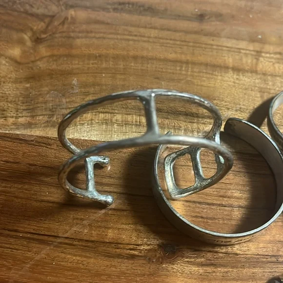 6 cuffs and 2 stretch brackets. Several of these are RusticCuff - Picture 2 of 8